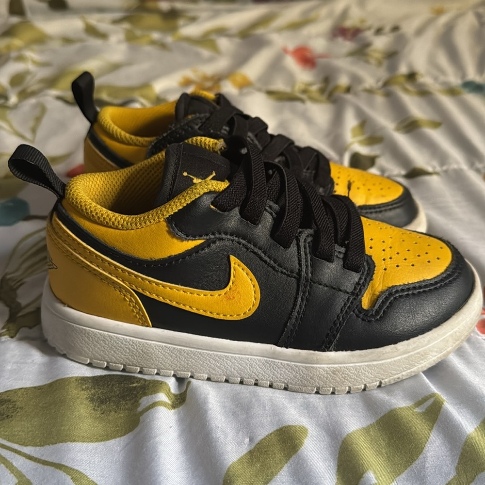 Pre-owned Jordan AJ 1 Low
Unisex' Toddler Size 11C
